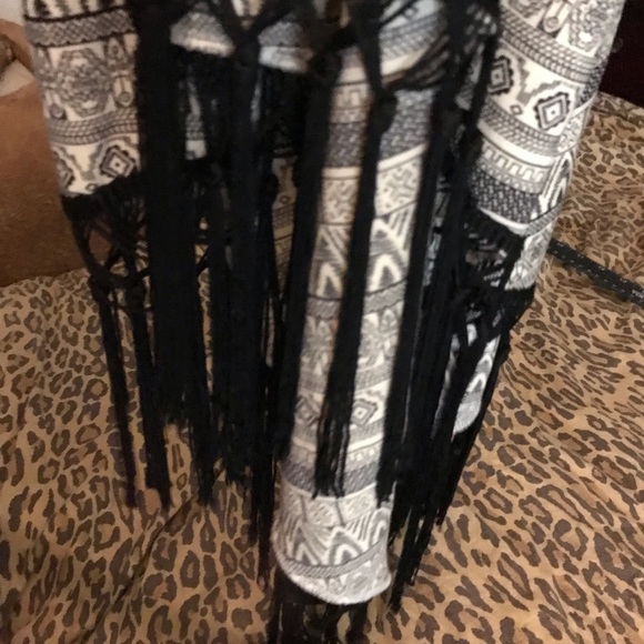 LEI print black & white open front kimono ,swimwear cover up w/ fringe NWT - Picture 2 of 9